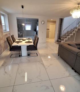 Vogelsang Apartment | Modern apartment near airport