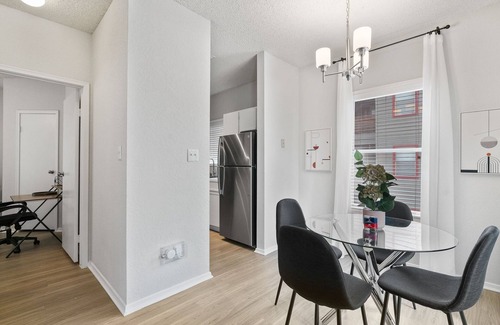 Milwood Apartment | Modern Apartment near the Domain w/King Bed