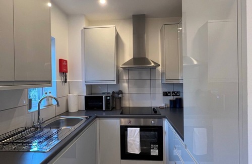 George Green Apartment | Modern apartment Near Windsor, Heathrow airport, on motorway (M4) and slough.