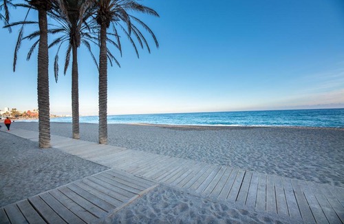 Torrequebrada Apartment | MODERN APARTMENT NEXT TO THE BEACH, Pets friendly