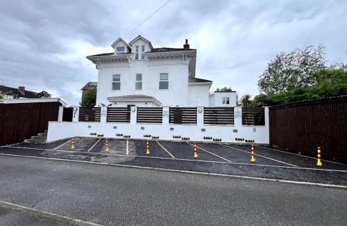 Mapperley Apartment | Modern Apartment Off-Road Parking King Bed Suite 1