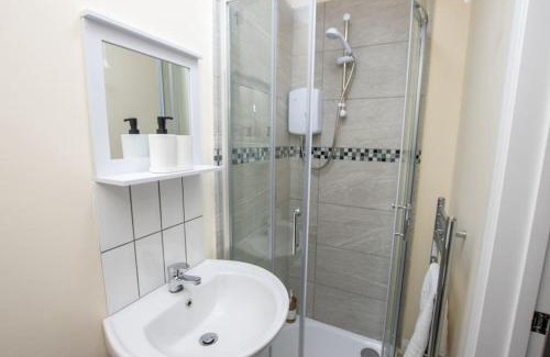 Mapperley Apartment | Modern Apartment Off-Road Parking King Bed Suite 2