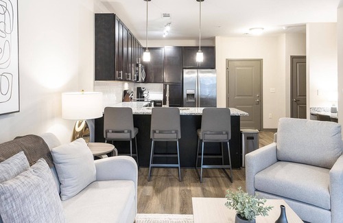 Charleston Apartment | Modern Apartment in Prime Location (ID8411X14)