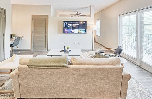 Charleston Apartment | Modern Apartment in Prime Location (ID8476X21)