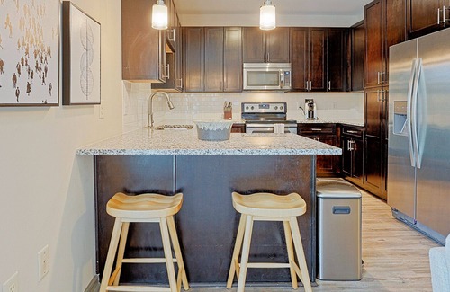 Charleston Apartment | Modern Apartment in Prime Location (ID8476X21)