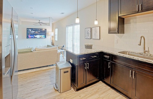 Charleston Apartment | Modern Apartment in Prime Location (ID8476X21)