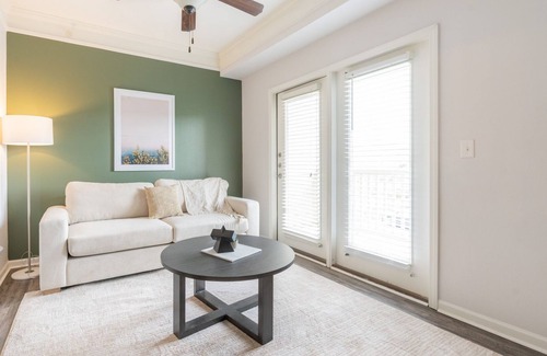 Overland Park Apartment | Modern Apartment in Prime Location (ID5223X32)