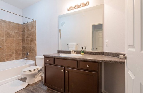 Overland Park Apartment | Modern Apartment in Prime Location (ID5223X32)