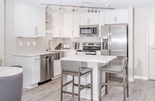 Northwest Apartment | Modern Apartment in Prime Location (ID1793X52)