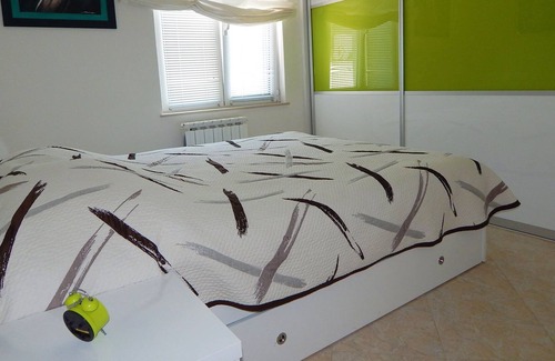 Zrnovnica Apartment | Modern Apartment with swimming pool