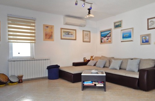 Zrnovnica Apartment | Modern Apartment with swimming pool
