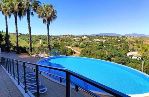 Funchal Apartment | Modern apartment with in-&outside pool, sauna&gym, heating, rooftop terrace with amazing sea&mountains view