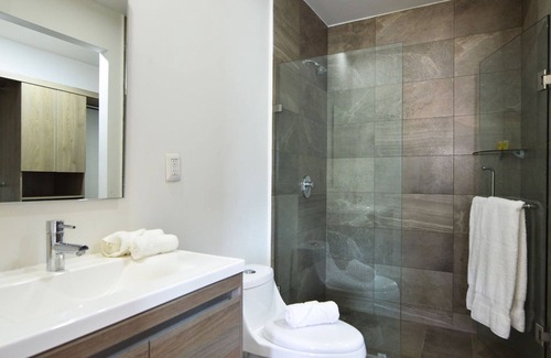 Santa Catarina Apartment | Modern apartment with balcony near San Pedro.