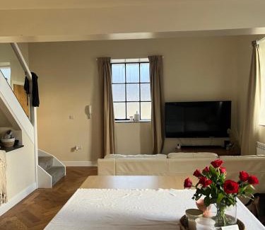 Huddersfield Apartment | Modern apartment with pool table
