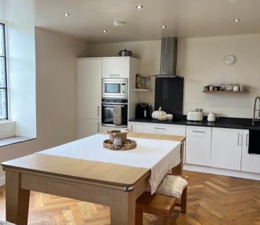 Huddersfield Apartment | Modern apartment with pool table