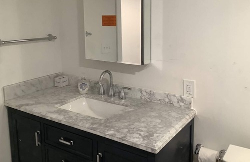 Spruce Hill Apartment | Modern Apt 5 min walking to Penn, CHOP
