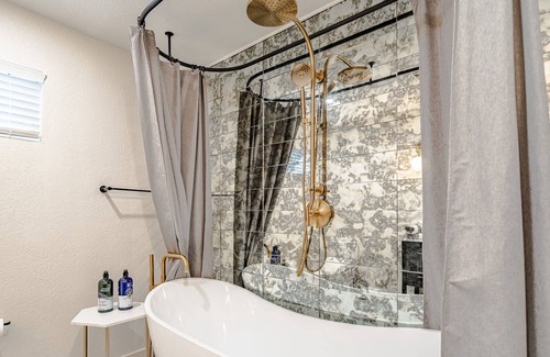 Westfield Apartment | Modern Apt by Zilker w/ Gourment Kitchen & Parking