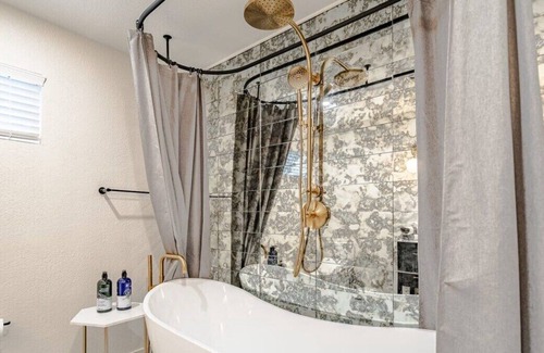 Westfield Apartment | Modern Apt by Zilker w/ Gourment Kitchen & Parking