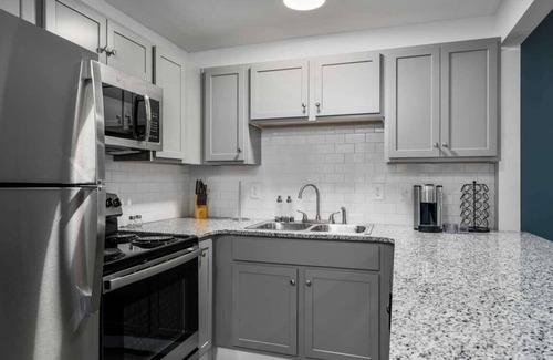 Forest Park Apartment | Modern Apt. close to Restaurants - Highland Golf