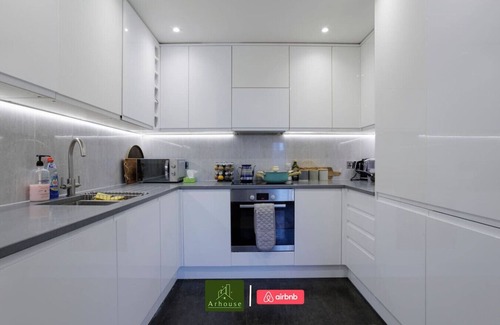 Grove Apartment | Modern Apt next to Station near Hampton Court