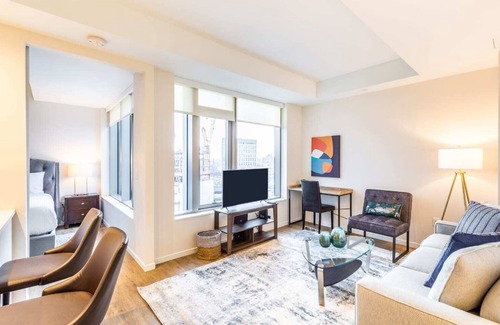 Seaport District Apartment | Modern Apt with City Views and Gym