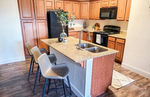South Jordan Apartment | Modern Apt with Gym & Pool & Hot Tub. Perfect Location. Close to Ski Resorts!