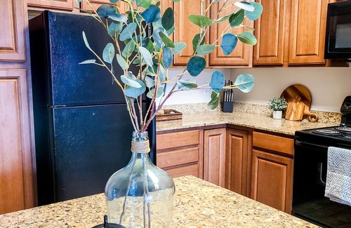 South Jordan Apartment | Modern Apt with Gym & Pool & Hot Tub. Perfect Location. Close to Ski Resorts!