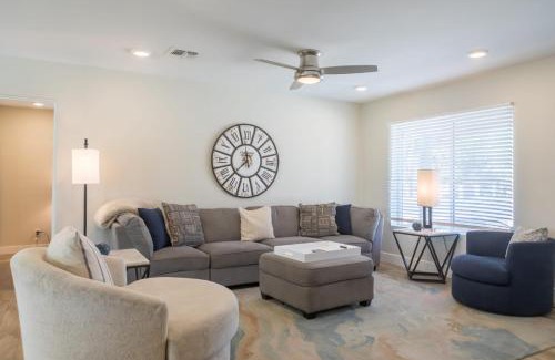 Manana Vista House | Modern Arcadia Lite Oasis Pool Heater BBQ