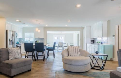 Manana Vista House | Modern Arcadia Lite Oasis Pool Heater BBQ