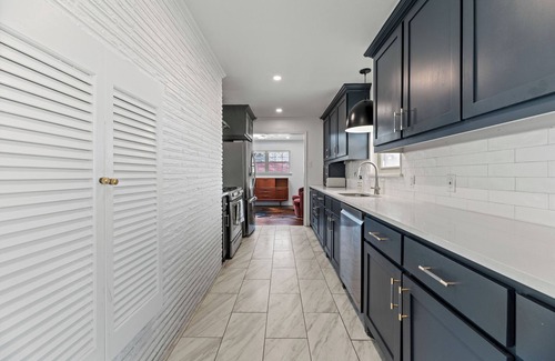 Buckner Terrace - Everglade Park House | Modern Art House: 3-Bedroom Home Private Pool!