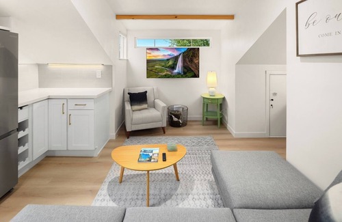 Ballard Apartment | Modern Ballard Flat with Private Entry & Fire Pit
