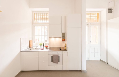 Erzsebetvaros Apartment | Modern Bauhaus