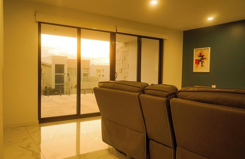 La Fonda House | Modern Beach House with Private Pool