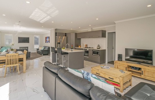 Whitianga Cottage | Modern Beach Pad - Whitianga Holiday Home