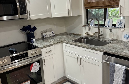 Florida Shores House | Modern beach themed 3b/2b home near New Smyrna Beach & Daytona Beach! Paradise!