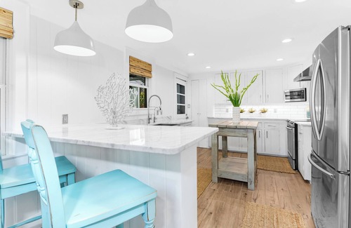 Wrightsville Beach Cottage | Modern Beachy Oasis Cottage ! Just steps to the Ocean!
