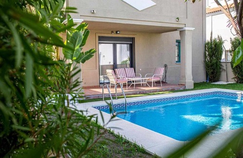 Torremolinos Villa | Modern beach villa with parking and private pool