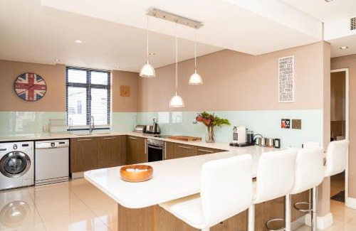 Big Bay Apartment | Modern Beachfront Eden on the Bay 210- 2 bedroom, 2 bathroom