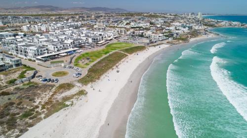 Big Bay Apartment | Modern Beachfront Eden on the Bay 210- 2 bedroom, 2 bathroom