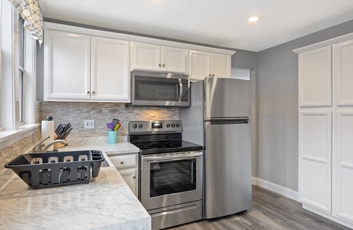Onset Condo | Modern Beachside Condo in Onset Village: Walk to Dining, Market & Beaches Monthly Rates Available