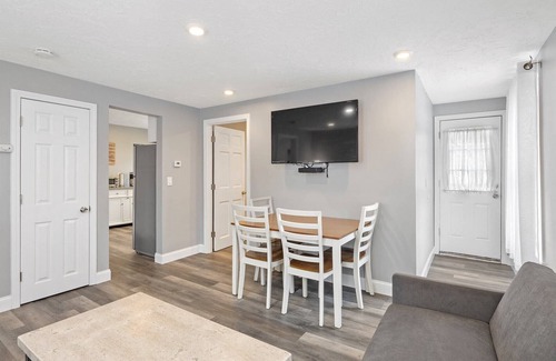 Onset Condo | Modern Beachside Condo in Onset Village: Walk to Dining, Market & Beaches Monthly Rates Available