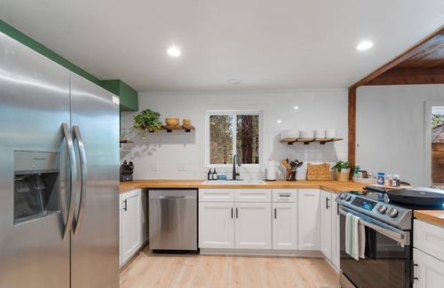 La Pine Cabin | Modern & Beautiful Cabin w/Hot Tub Serene location and comfortable stay