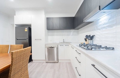 Bendigo House | Modern Bendigo Haven Near Hospital: Comfort & WiFi