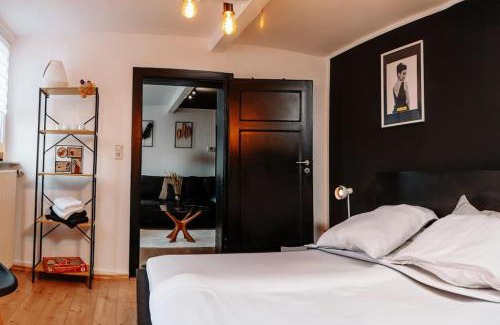 Goy Apartment | Modern & black - City - Netflix - Wifi - 4 Person