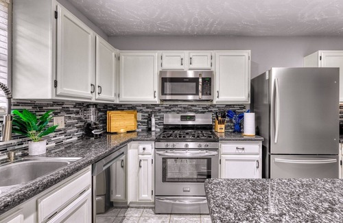 Barker House | Modern Boho 3BR Retreat in NW Houston