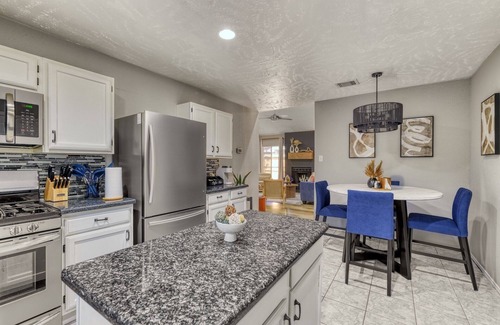 Barker House | Modern Boho 3BR Retreat in NW Houston