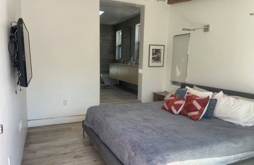 Sunset Park House | Modern, Breezy Home in Mar Vista- Santa Monica Adjacent