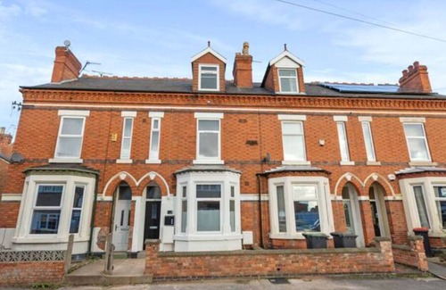Beeston Apartment | Modern & Bright 1 Bedroom Studio Apt