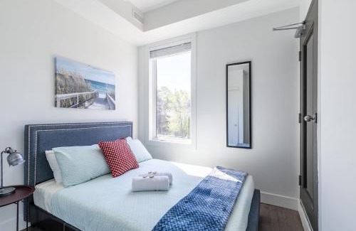 Greenwood - Coxwell Hotel | Modern & Bright 2BR Suite - 6 Mins from Leslieville
