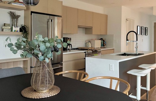North Vancouver House | Modern bright townhome near mountains and beaches